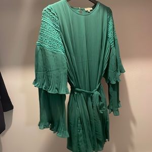 Beautiful green dress!